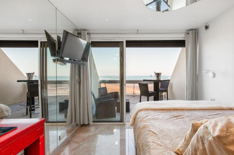Joker Heliopolis Seafront Apartment with Panoramic Sea View - image 6