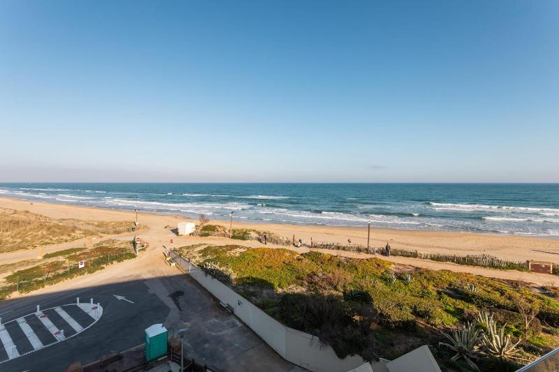 Joker Heliopolis Seafront Apartment with Panoramic Sea View - image 4