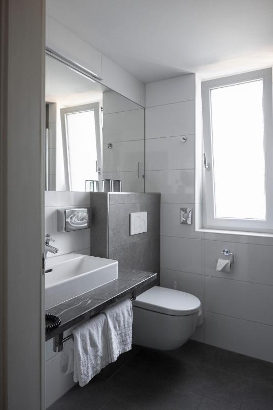 Classic Double Room image 4