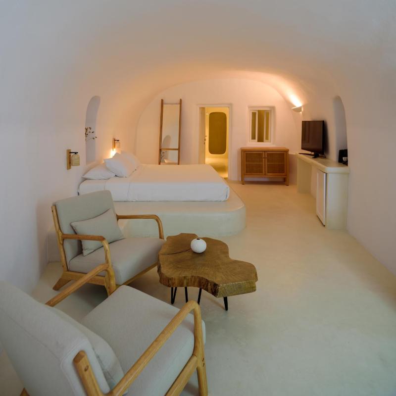 Aphrodite Suite with Outdoor Heated Jacuzzi and Caldera View image 4