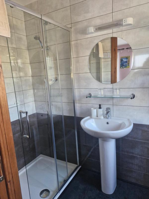 Deluxe Double Room with Shower image 4