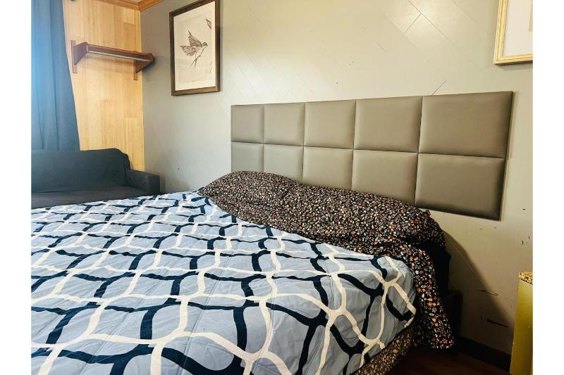 King Bed Non-Smoking image 2