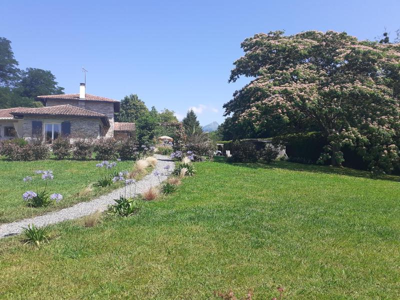 Bungalow with Garden View image 4