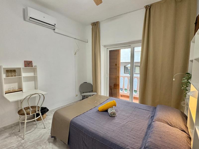 Double Room with Balcony and Shared Bathroom image 1
