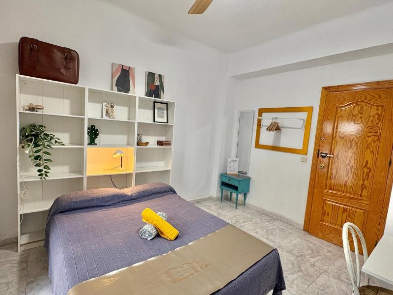 Double Room with Balcony and Shared Bathroom image 4