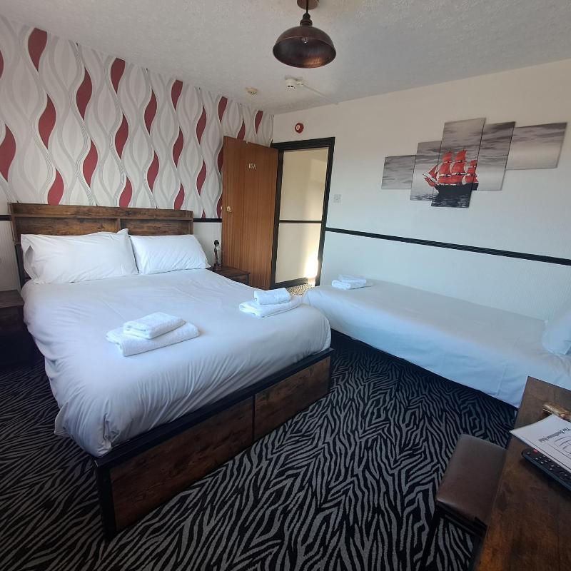 Deluxe Family Suite image 4