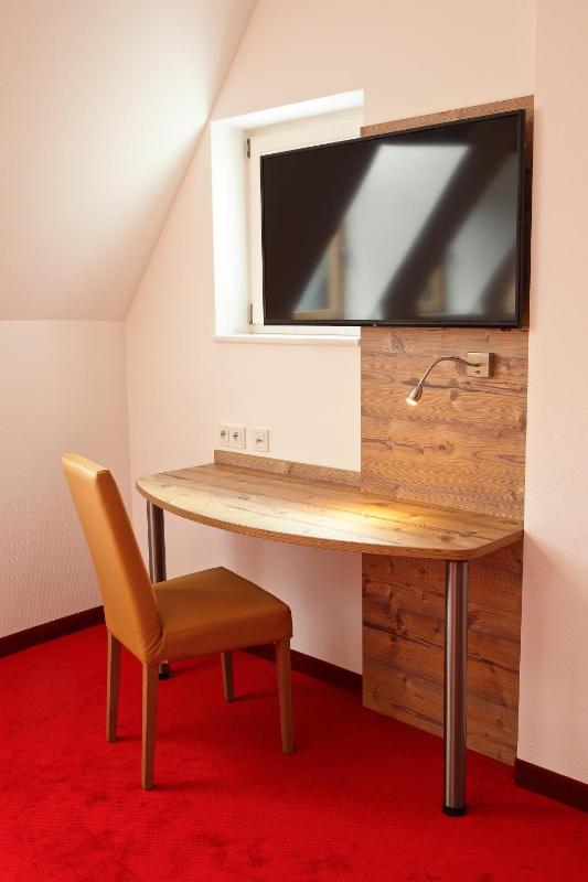 Single Room with Bathroom image 2