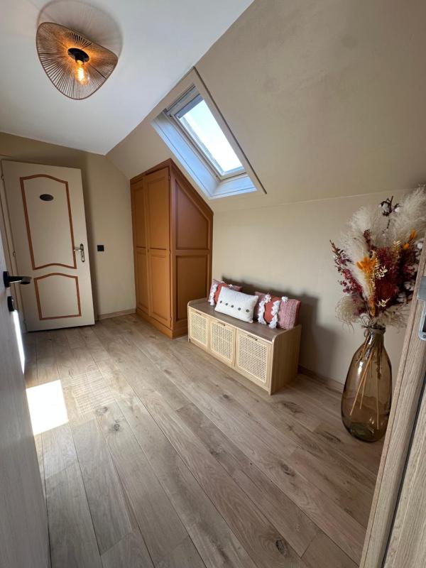 Twin Room with Bathroom image 4