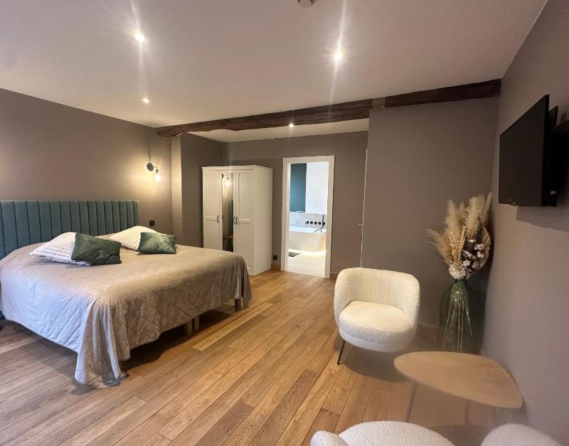 Double Room with Spa Bath image 1