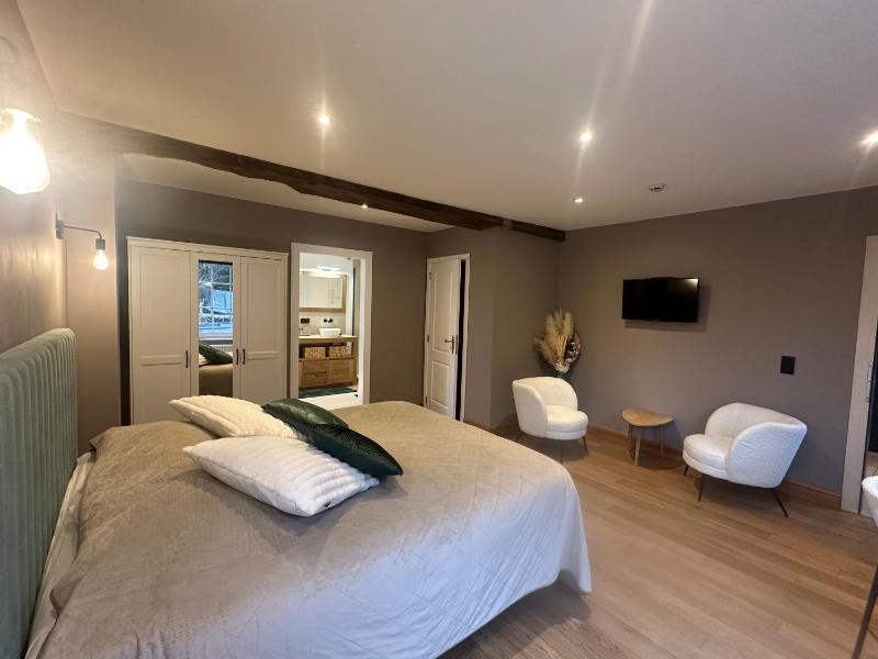 Double Room with Spa Bath image 3