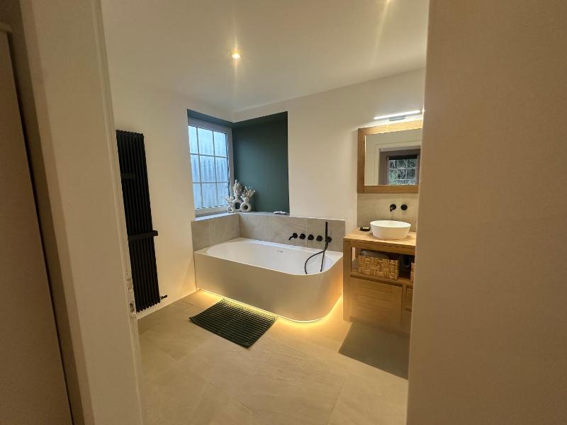 Double Room with Spa Bath image 4
