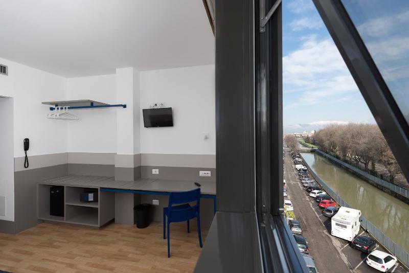 Double Room image 3