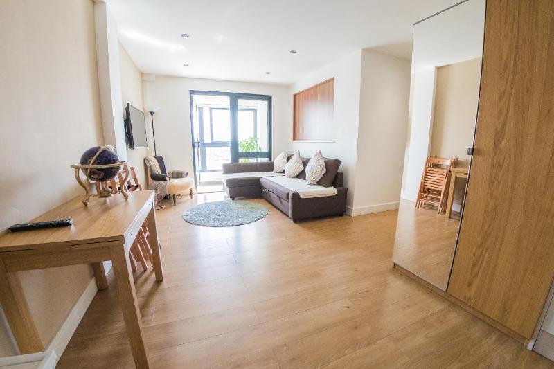 Deluxe One-Bedroom Apartment with City View image 1