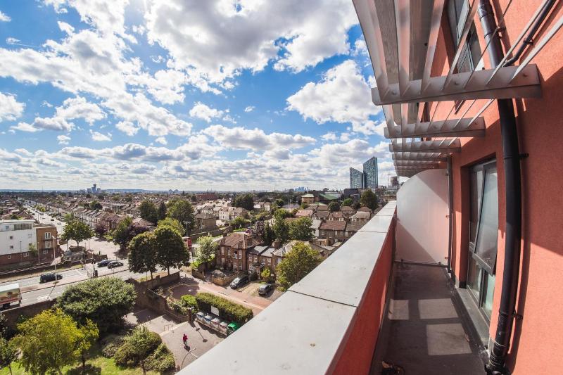 Deluxe One-Bedroom Apartment with City View image 3