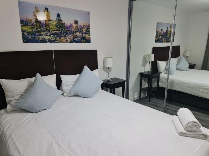 Deluxe One-Bedroom Apartment with City View image 3