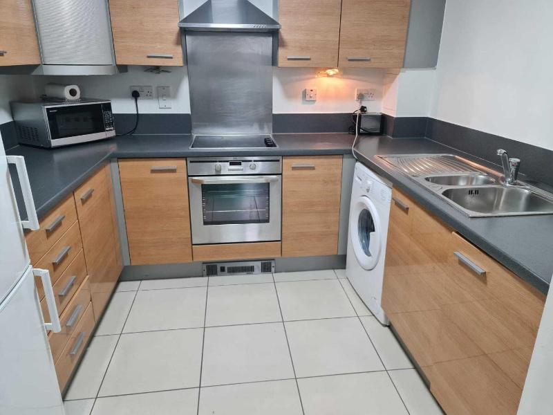 Deluxe One-Bedroom Apartment with City View image 2