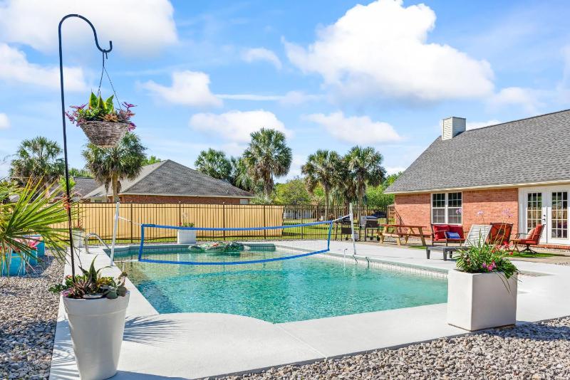 Sea Queen - 4Br 3Ba Pool 5miles to Beach - image 1