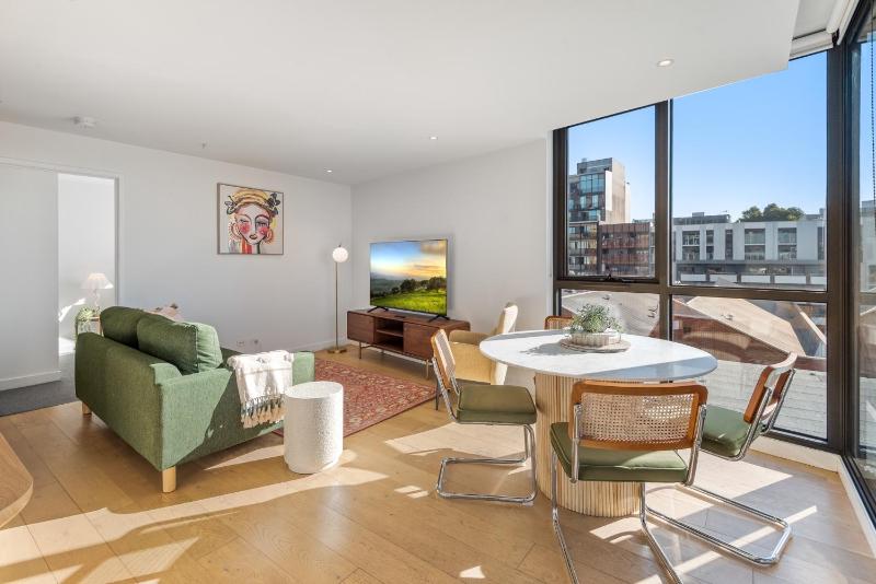 Collingwood Cool 2-Bed Balcony Gym Rooftop - image 7