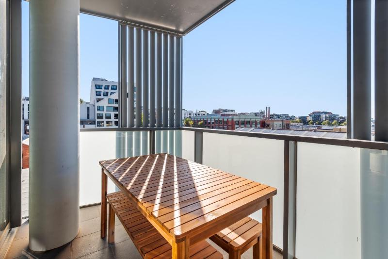 Collingwood Cool 2-Bed Balcony Gym Rooftop - image 12