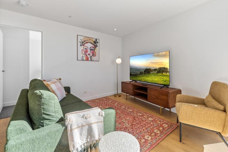 Collingwood Cool 2-Bed Balcony Gym Rooftop - image 10