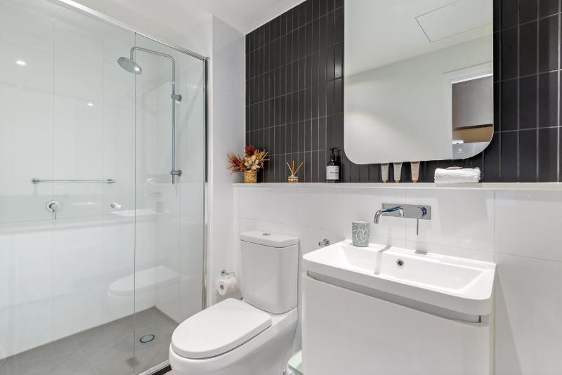 Collingwood Cool 2-Bed Balcony Gym Rooftop - image 16