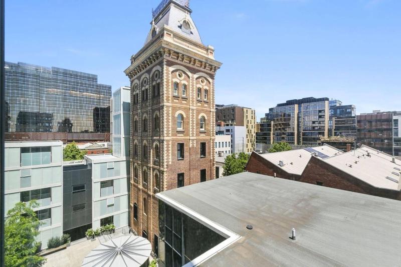 Collingwood Cool 2-Bed Balcony Gym Rooftop - image 5