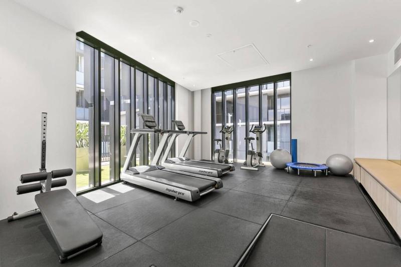 Collingwood Cool 2-Bed Balcony Gym Rooftop - image 11