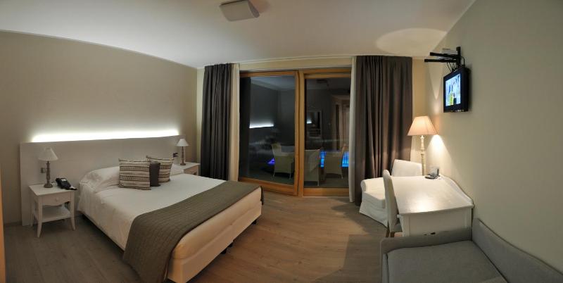 Superior Double or Twin Room with Frontal Lake View image 3