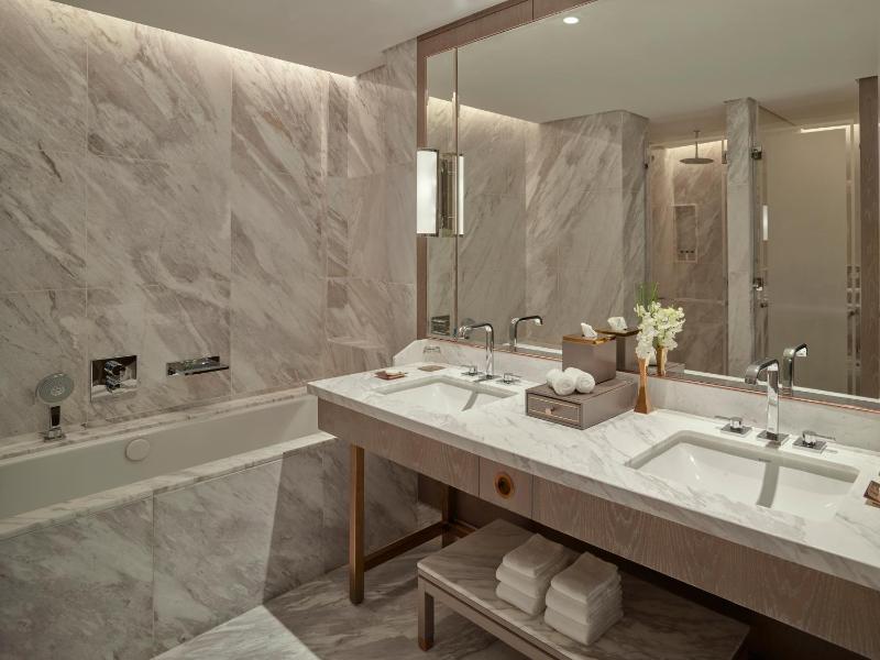 Grand Deluxe King Room image 4