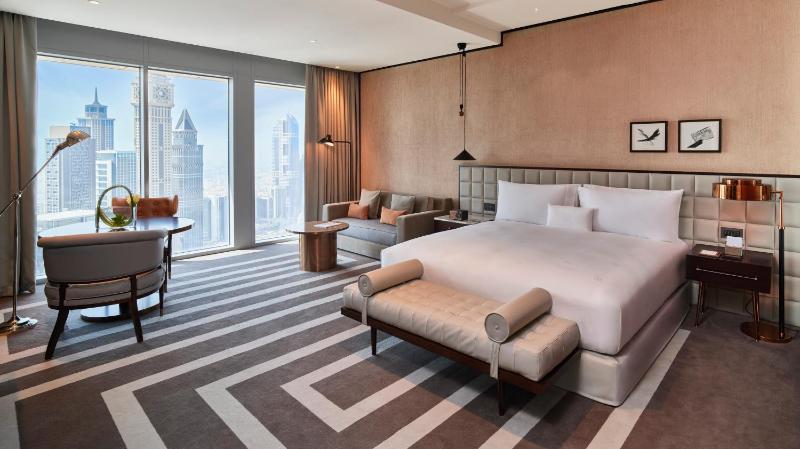 Premier King Room image 4