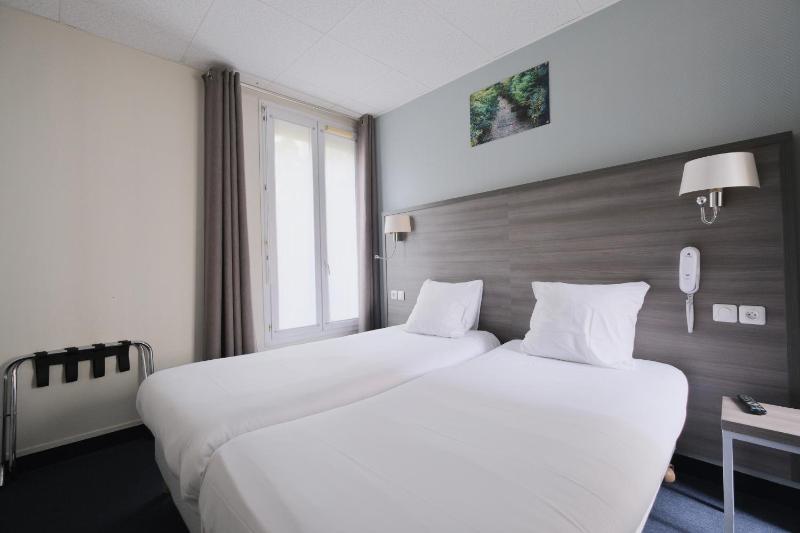 Twin Room image 4