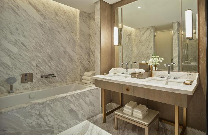 Deluxe King Room image 1