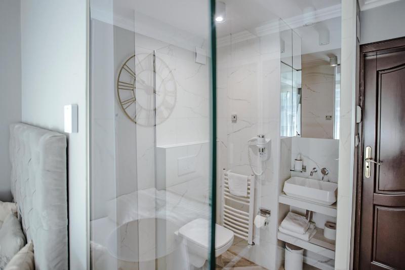 Single Comfort Room image 3