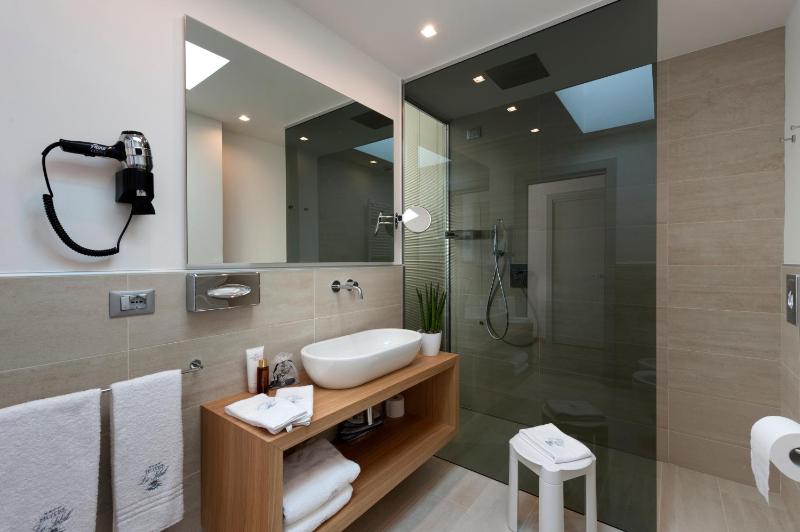 Deluxe Double or Twin Room with Sea View image 4