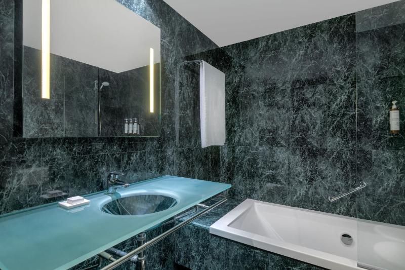 Standard Twin Room image 1