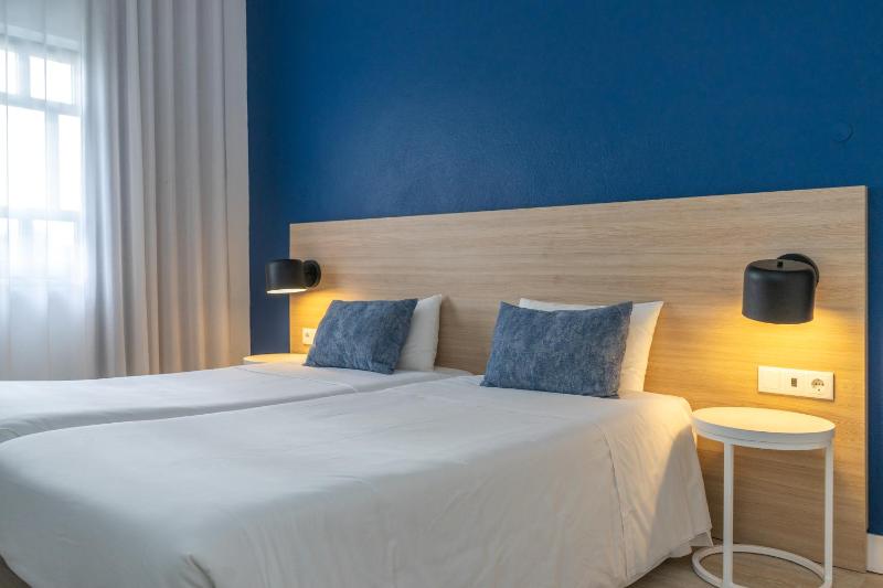 Standard Twin Room image 1