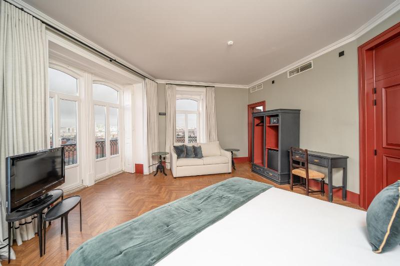 Deluxe Suite with Sea View image 1