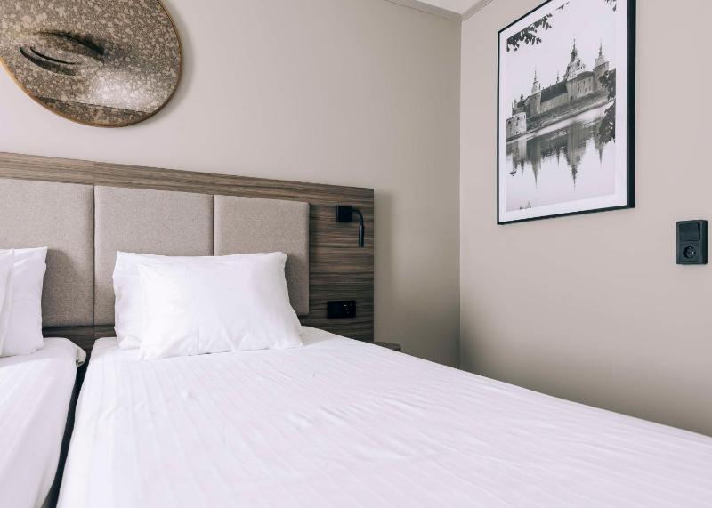 Standard Twin Room image 3