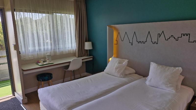 Twin Room image 2