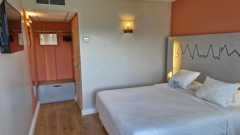 Twin Room image 3