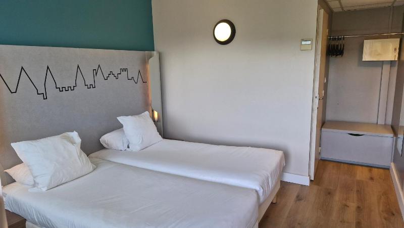 Twin Room image 4