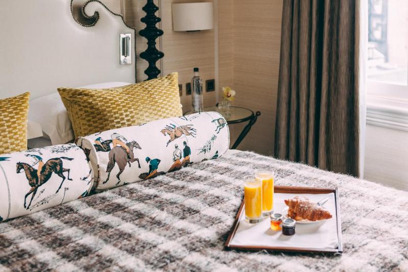 Signature Suite at 11 Cadogan Gardens image 4