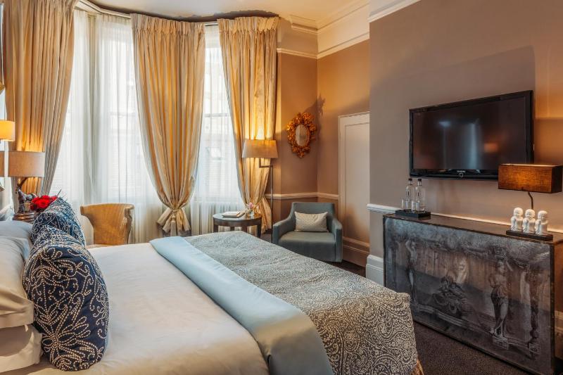 Deluxe King Room at 11 Cadogan Gardens image 4