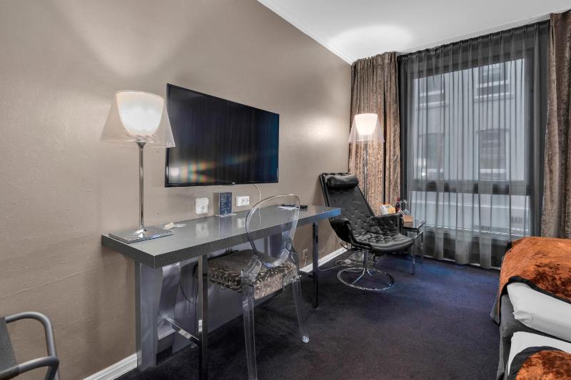 Standard Twin Room image 4