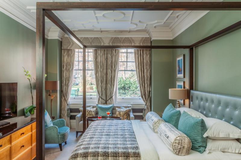 Signature Suite at 11 Cadogan Gardens image 3