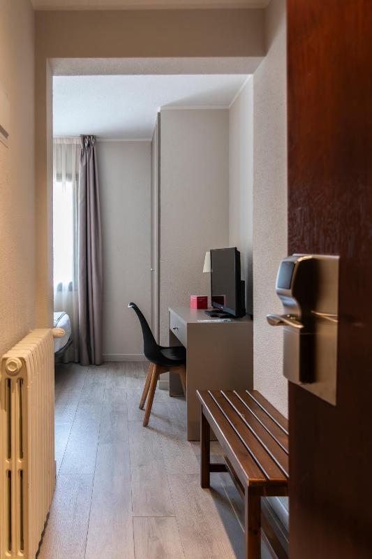 Twin Room image 4