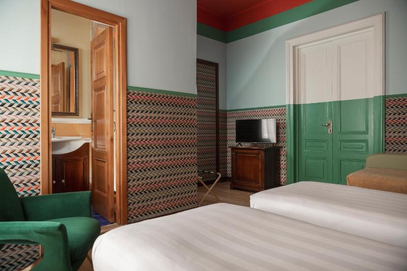 Deluxe Double or Twin Room image 2