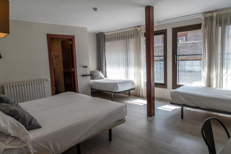 Standard Quadruple Room image 4