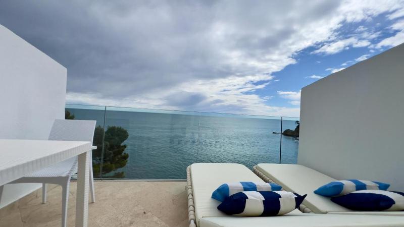 Double or Twin Room with Terrace - Sea View image 4