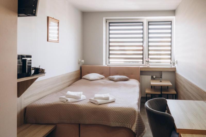 Twin Room image 4